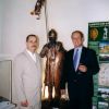 2002-08-23_12_Askanierausstellung_Sven Koepsel mit Prinz Eduard von Anhalt.jpg